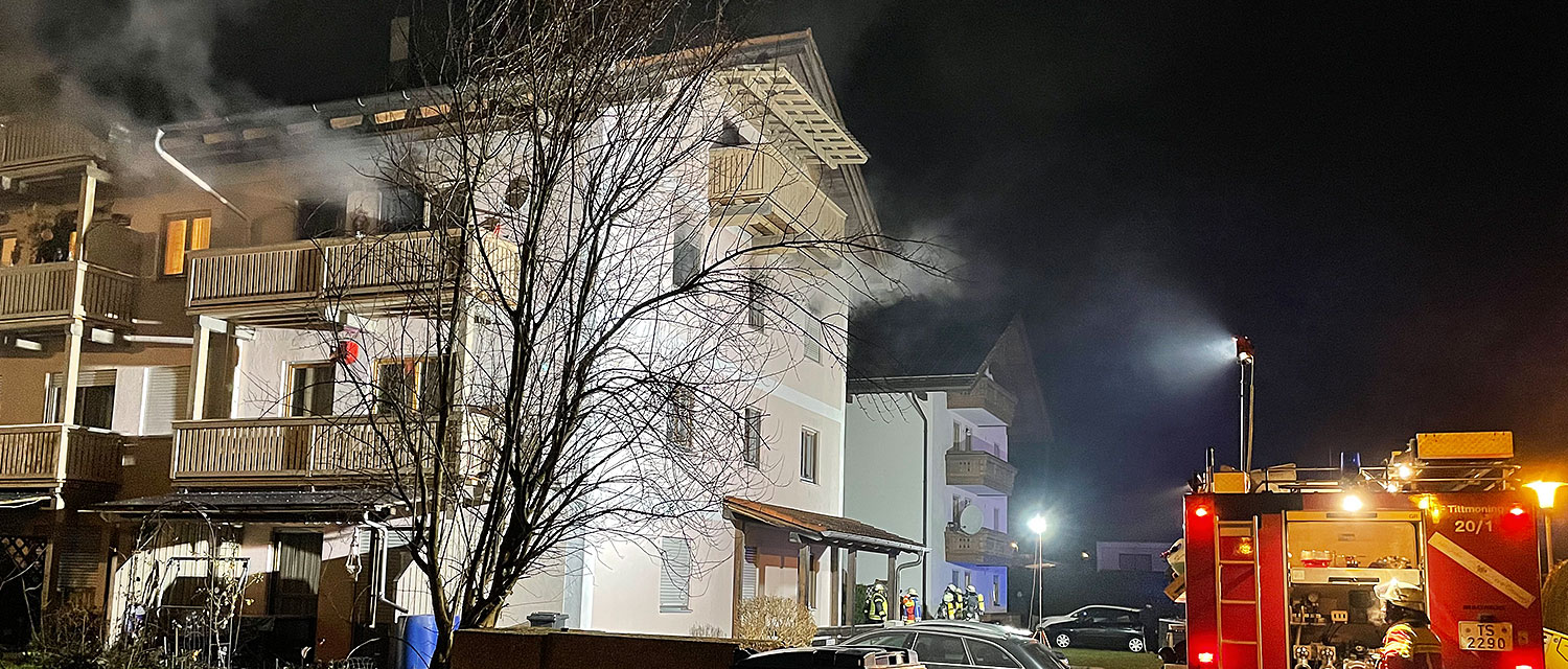 Feuerwehren bei Wohnungsbrand in Mehrparteienhaus gefordert