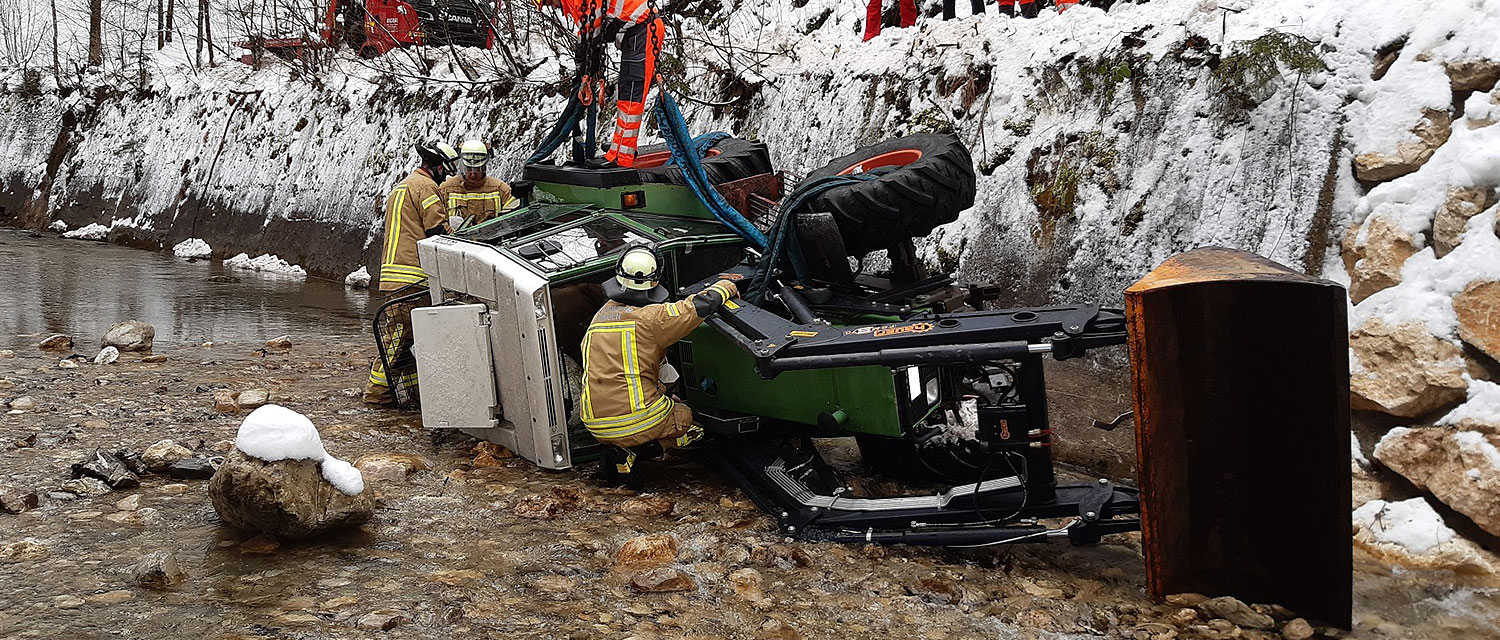 Traktorabsturz fordert Feuerwehr in Bergen