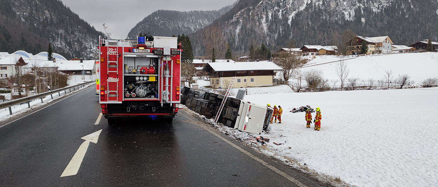 Vollbesetzter Reisebus verunglückt bei Inzell