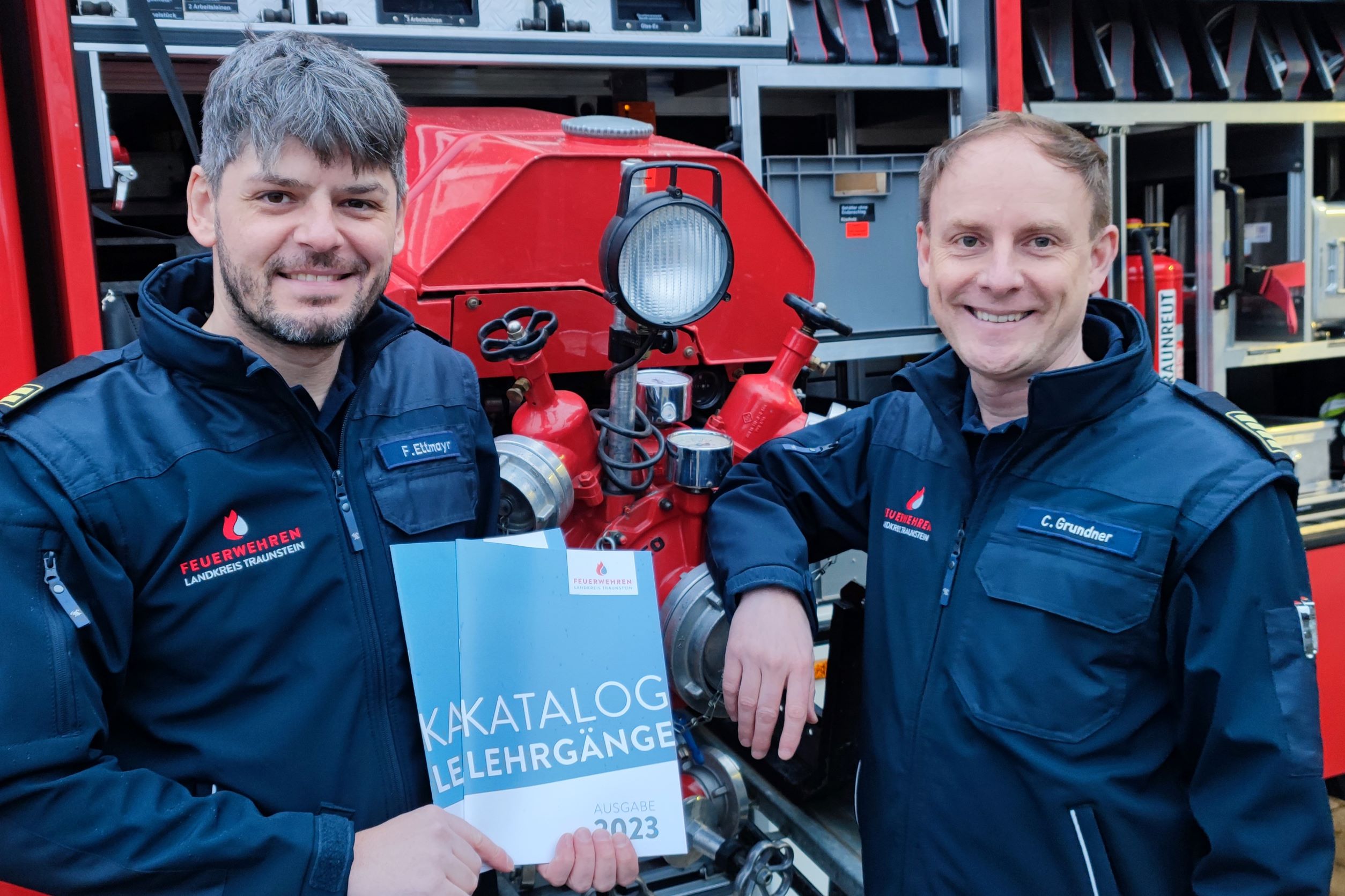 Kreisbrandrat Christof Grundner (rechts) und Florian Ettmayr, Fach-Kreisbrandmeister für die Ausbildung stellten den neuen Lehrgangskatalog 2023 vor.