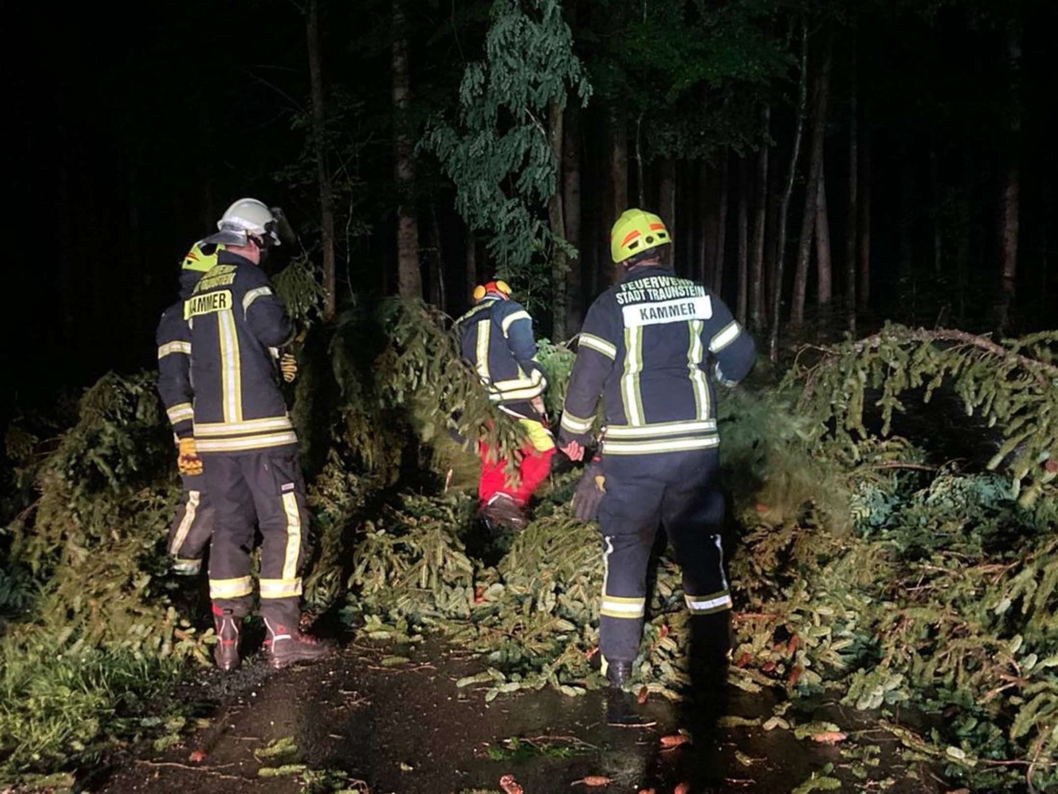 Nach Unwetter arbeitsreiche Nacht für die Floriansjünger im Landkreis Traunstein. Über 250 Einsätze waren zu bewältigenr 