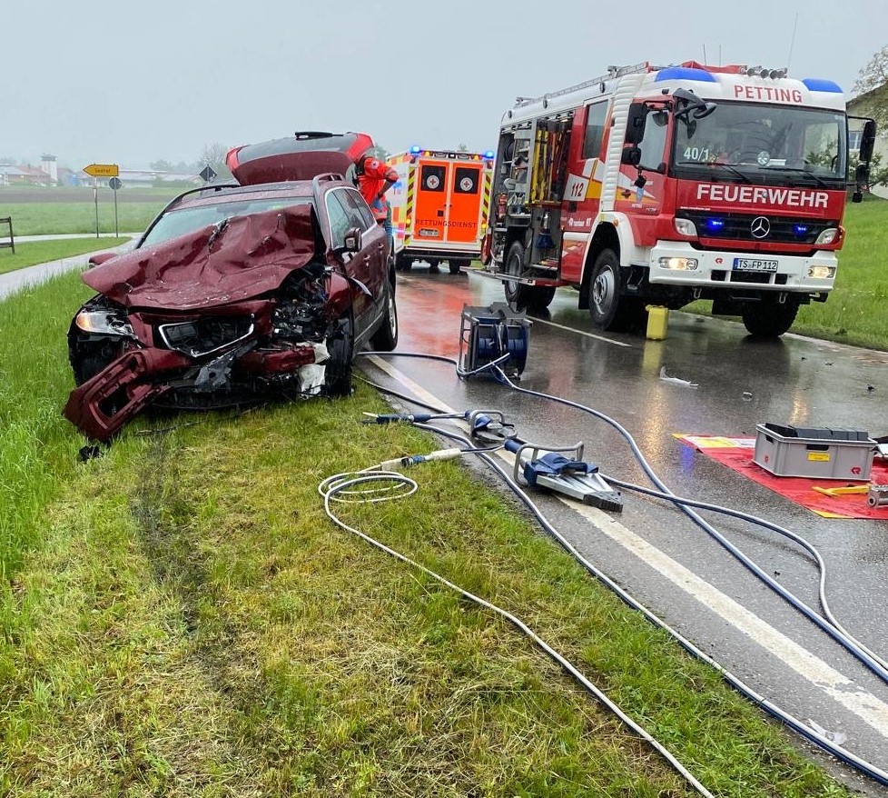 Feuerwehr Petting leistet technische Hilfe bei Frontalzusammenstoß