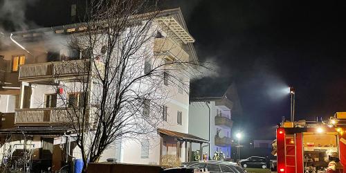 Feuerwehren bei Wohnungsbrand in Mehrparteienhaus gefordert