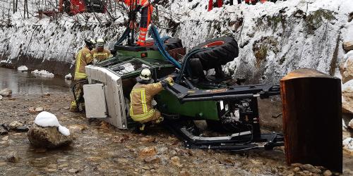 Traktorabsturz fordert Feuerwehr in Bergen