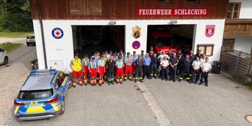 Beim Gautrachtenfest am vergangenen Sonntag in Schleching waren rund 80 Helferinnen und Helfer von Feuerwehr, Polizei und Sanitätsdienst im Einsatz. In der 1800 Einwohnergemeinde waren rund 5000 Festteilnehmer und 6000 Besucher zu Gast, was nicht nur die Einwohnerzahl versechsfacht hat, sondern auch die Rettungskräfte vor Herausforderungen stellte.