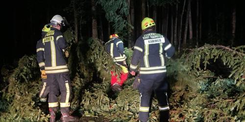 Nach Unwetter arbeitsreiche Nacht für die Floriansjünger im Landkreis Traunstein. Über 250 Einsätze waren zu bewältigenr 