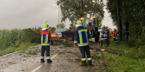 Mehr als 250 Unwettereinsätze: 800 Feuerwehr-Freiwillige leisten Hunderte von Einsatzstunden