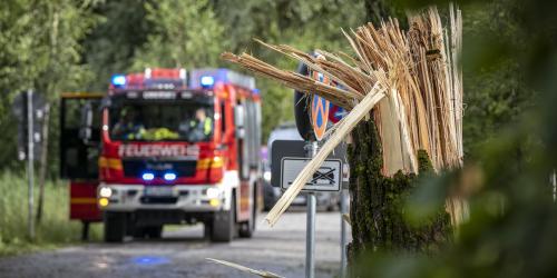 Rund 80 Einsätze zur Beseitigung von Unwetterschäden hatten die Feuerwehren südlich des Chiemsees nach Durchzug einer Gewitterzelle mit Starkregen und Sturmböen zu bewältigen.