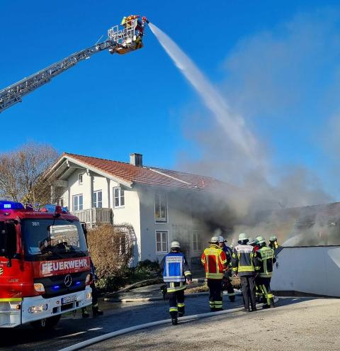 125 Einsatzkräfte vor Ort – Feuerwehr rettet das Wohnhaus – Rauchsäule weithin sichtbar