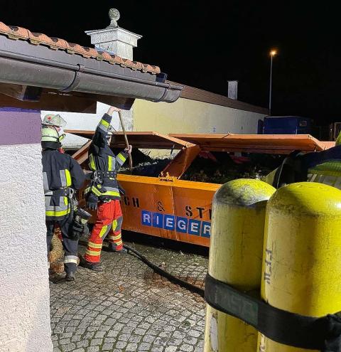 Feuerwehr löscht brennendes Grüngut