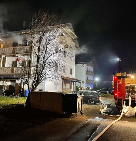 Feuerwehren bei Wohnungsbrand in Mehrparteienhaus gefordert