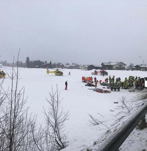 Vollbesetzter Reisebus verunglückt bei Inzell