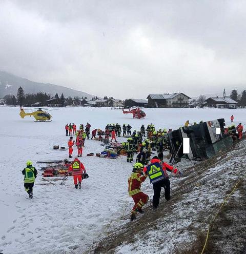 Vollbesetzter Reisebus verunglückt bei Inzell