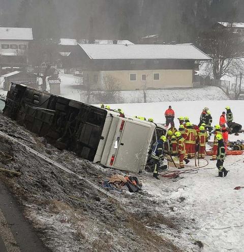 Vollbesetzter Reisebus verunglückt bei Inzell