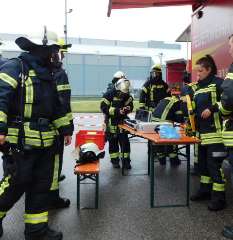 Atemschutzgeräteträger bereiten sich auf den Einsatz vor