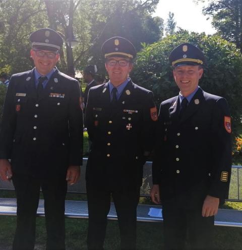 Kreisbrandrat Christof Grundner, Kreisbrandinspektor Georg König und Kreisbrandmeister Stephan Hellmuth (von rechts) gratulierten dem Jubiläumsverein.