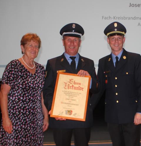 Josef Linner (mitte) war neun Jahre als Fachkreisbrandmeister für die Ausbildung im Kreisfeuerwehrverband verantwortlich. Für sein langjähriges engagiertes Wirken wurde er zum Ausscheiden aus dem aktiven Feuerwehrdienst von Kreisbrandrat Christof Grundner zum Ehrenkreisbrandmeister ernannt. Es gratulierte stellvertretende Landrätin Resi Schmidhuber. 