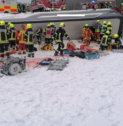 Großeinsatz: Reisebus verunglückt am 27. Februar 2022 in Inzell