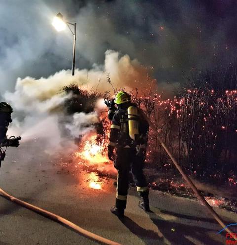 Erster Einsatz im neuen Jahr 2023 für die Feuerwehr Grassau war ein Heckenbrand