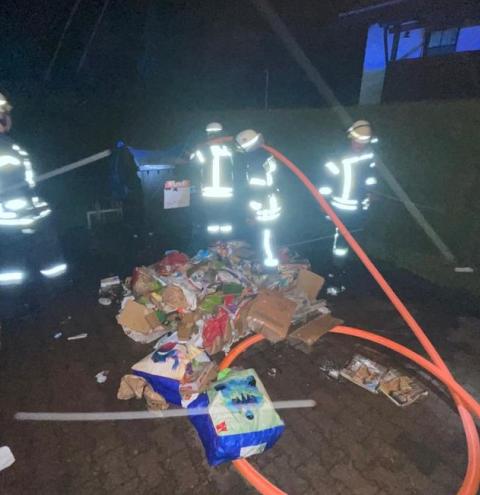 Zahlreiche Kleinbrände, meist Unrat, der vermutlich mutwillig in Brand gesteckt wurde.