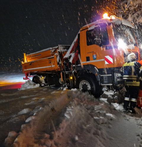 Trostberg - Ein Räumfahrzeug ist vom Weg abgekommen