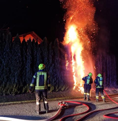 Brennende Hecke in Trostberg: Einsatz an Silvestermorgen kurz um 4.36 Uhr.