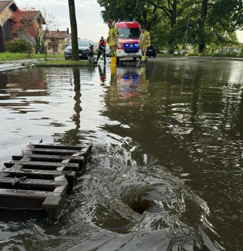 Straße überflutet in Übersee, Feldwieser Straße