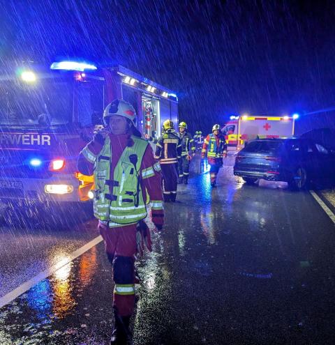 Verkehrsunfall auf B 304 - Einsatz für Feuerwehr Surberg