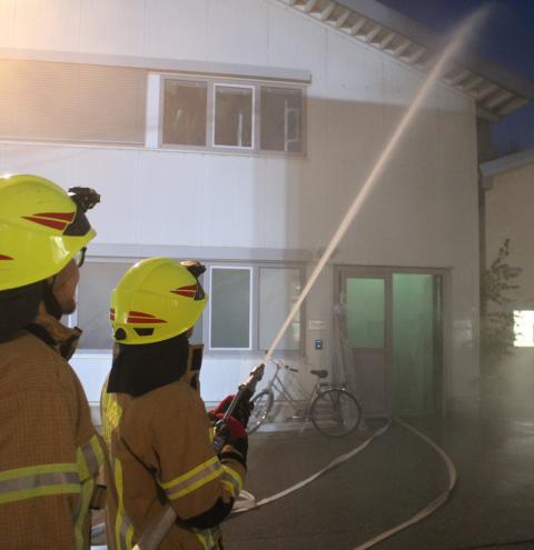 Hauptaufgabe der Löschmannschaften: Benachbarte Gebäude vor Übergreifen der Flammen schützen